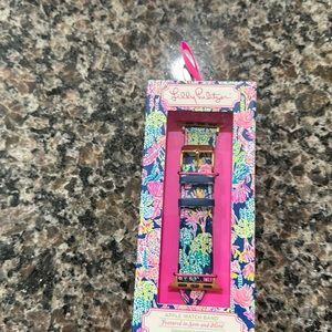 Lily Pulitzer Apple Watch band. Worn about 4 times. Excellent condition.